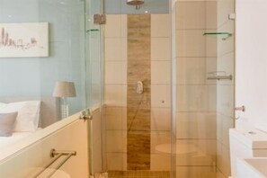 シャワー、ヘアドライヤー、タオル、石鹸