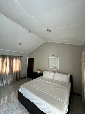 6 bedrooms, iron/ironing board, free WiFi, bed sheets - The Escape Ghana - Ivory Villa (Accra)