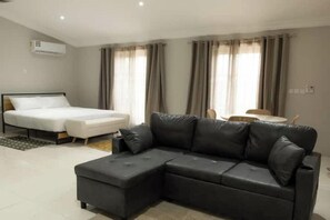 Smart TV - Spacious 4-Bedroom Villa Perfect for Groups (Accra)