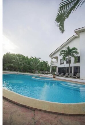 Outdoor pool - Spacious 4-Bedroom Villa Perfect for Groups (Accra)