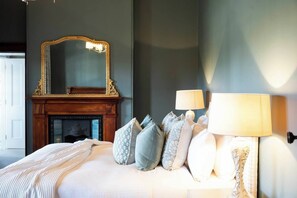 5 bedrooms, iron/ironing board, WiFi, bed sheets