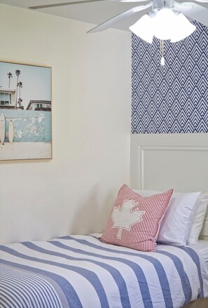 2 habitaciones, tabla de planchar con plancha y cuna de viaje 