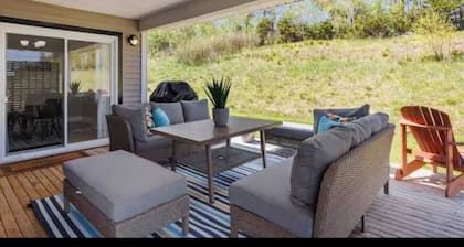 Island Getaway-Luxury Villa & Golf Retreat, King Suite close to Cavendish