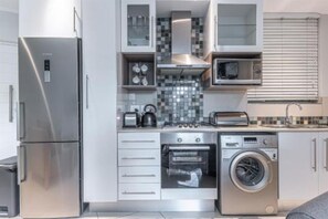 Microwave, oven, stovetop, dishwasher - KMG Apartments at The Apex - Apartment with Balcony (Johannesburg)