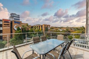 Outdoor dining - KMG Apartments at The Apex - Apartment with Balcony (Johannesburg)