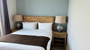 2 bedrooms, iron/ironing board, WiFi, bed sheets - KMG Apartments at The Apex - Two-Bedroom Superior Corner Apartment (Johannesburg)