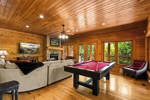 壁爐、電子遊戲