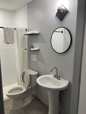 Dusche, Handtücher, Seife, Toilettenpapier