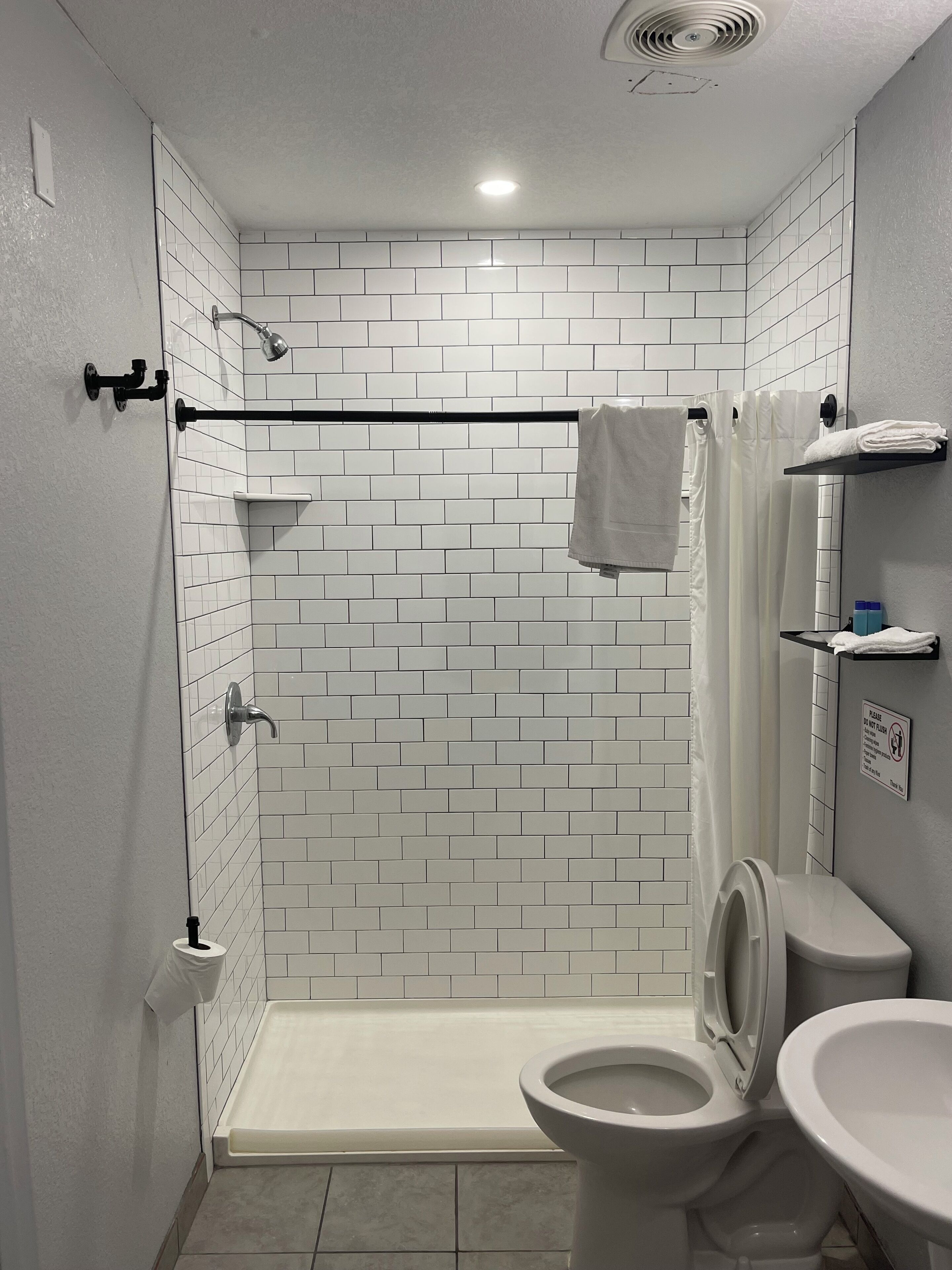 Douche, serviettes fournies, savon, papier toilette