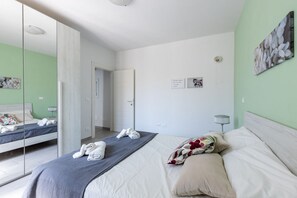 3 chambres, fer et planche à repasser