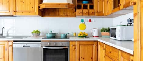 Réfrigérateur, four à micro-ondes, lave-vaisselle