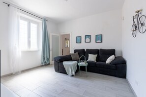 TV - GuestHost - Charming 95 sqm apartment located on the ground floor of a recently renovated building, able to accommodate up to 5 people. The property is located on Via Livornese, a few meters from the Ciclopista del Trammino, a cycle path that connects  (Pisa)