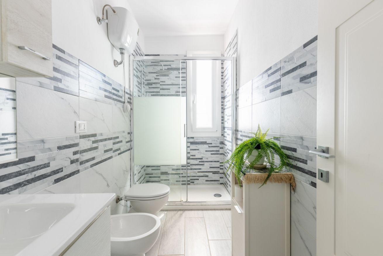 Douche, bidet, serviettes fournies
