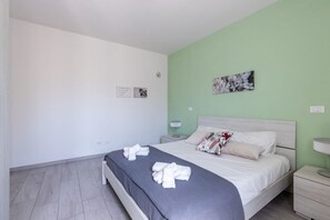 3 bedrooms, iron/ironing board - GuestHost - Charming 95 sqm apartment located on the ground floor of a recently renovated building, able to accommodate up to 5 people. The property is located on Via Livornese, a few meters from the Ciclopista del Trammino, a cycle path that connects  (Pisa)