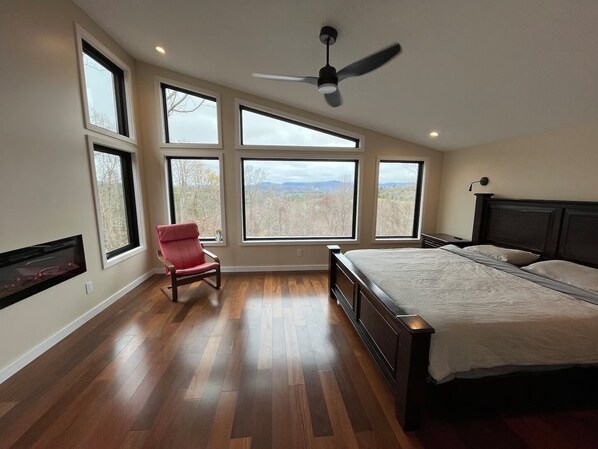 3 bedrooms, desk, iron/ironing board, travel cot