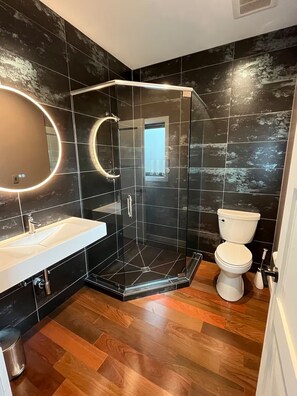 Een douche, een haardroger, handdoeken, zeep