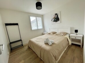 Iron/ironing board, WiFi, bed sheets