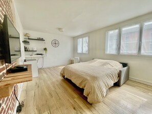 1 bedroom, desk, iron/ironing board, WiFi - ✈️🚆Large T2 Ground floor Hyper center - Shuttle* & Sauna* + 🅿️Parking (Beauvais)