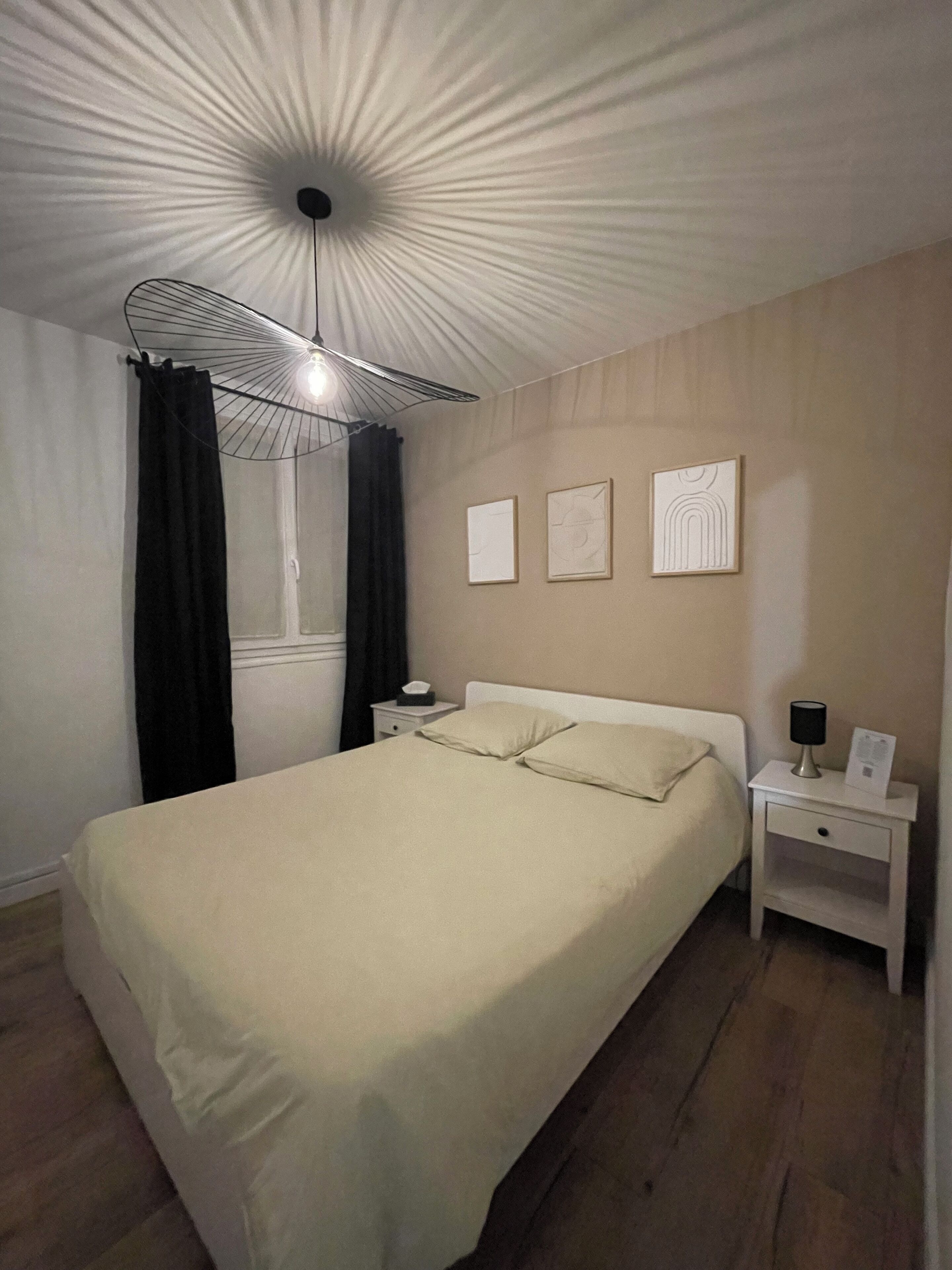 1 habitación, escritorio, tabla de planchar con plancha y wifi 