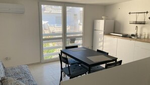 Eine moderne Küche mit Essbereich, einem Kühlschrank und einer Spüle.