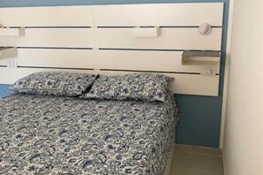 1 chambre, coffres-forts dans les chambres, fer et planche à repasser