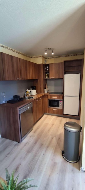 Refrigerador, microondas, horno y cafetera y tetera