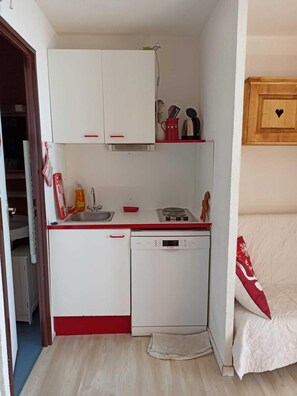 Réfrigérateur, micro-ondes, four, lave-vaisselle