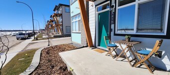 Modern Ground-Level Condo, Private Entrance, Walk to Shops, YMCA, Sleeps 4