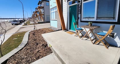 Modern Ground-Level Condo, Private Entrance, Walk to Shops, YMCA, Sleeps 4