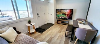 Modern Ground-Level Condo, Private Entrance, Walk to Shops, YMCA, Sleeps 4