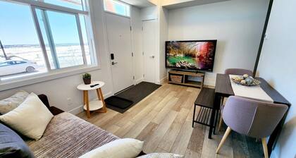 Modern Ground-Level Condo, Private Entrance, Walk to Shops, YMCA, Sleeps 4