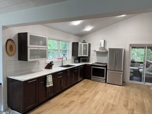 Refrigerador, microondas, horno y parrilla de estufa 