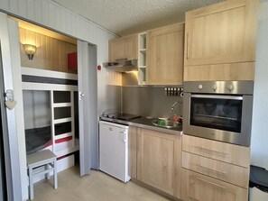 Kühlschrank, Mikrowelle, Ofen