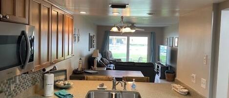 冷蔵庫、電子レンジ、オーブン、コンロ