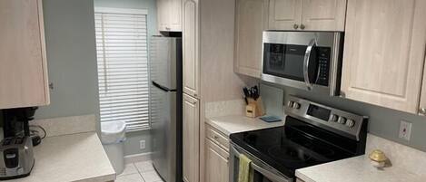 冷蔵庫、電子レンジ、オーブン、コンロ