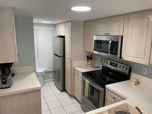 Kjøleskap, mikrobølgeovn, ovn og kokeplater