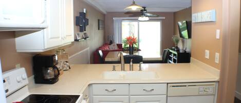 Geladeira, micro-ondas, fogão, cooktop