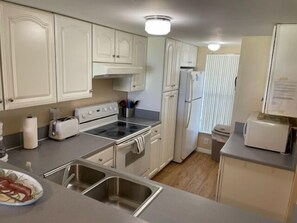 Kjøleskap, mikrobølgeovn, ovn og kokeplater