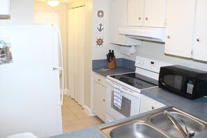 Kjøleskap, mikrobølgeovn, ovn og kokeplater