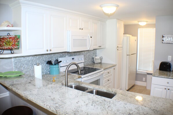 Kjøleskap, mikrobølgeovn, ovn og kokeplater