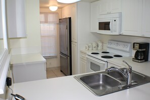 Kjøleskap, mikrobølgeovn, ovn og kokeplater