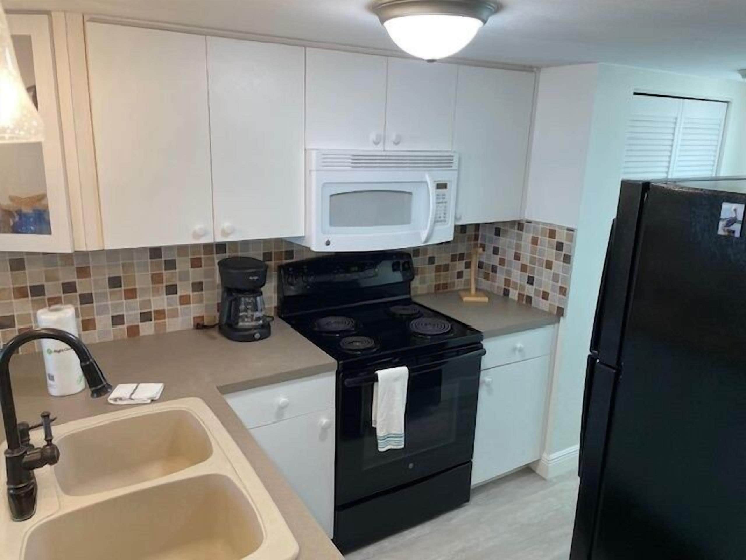 Réfrigérateur, four à micro-ondes, un four, surface de cuisson