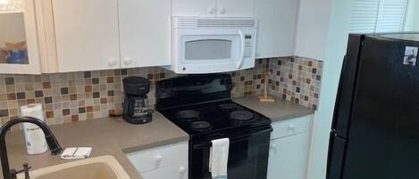 Réfrigérateur, four à micro-ondes, un four, surface de cuisson