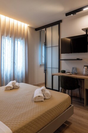 Luxury-Dreibettzimmer, 1 Schlafzimmer | Badezimmer | Bademäntel