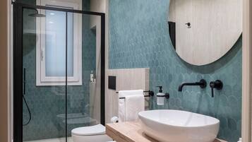 Appartement Deluxe, balcon | Salle de bain