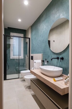 Departamento Deluxe, balcón | Baño | Batas 