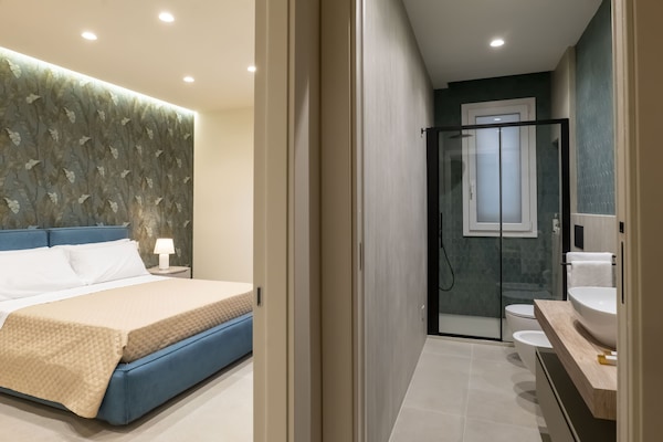 Appartamento Deluxe, balcone | Insonorizzazione, ferro/asse da stiro, Wi-Fi gratuito