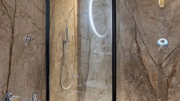 Luxury Triple Room, 1 Bedroom | Bathroom | Bathrobes