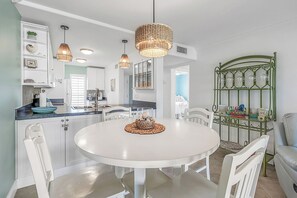 Dining - Time to relax at the beach! (New Smyrna Beach)