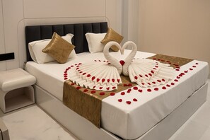 Habitació doble Deluxe | Llençols de cotó egipci, roba de llit d'alta qualitat i cobrellits 